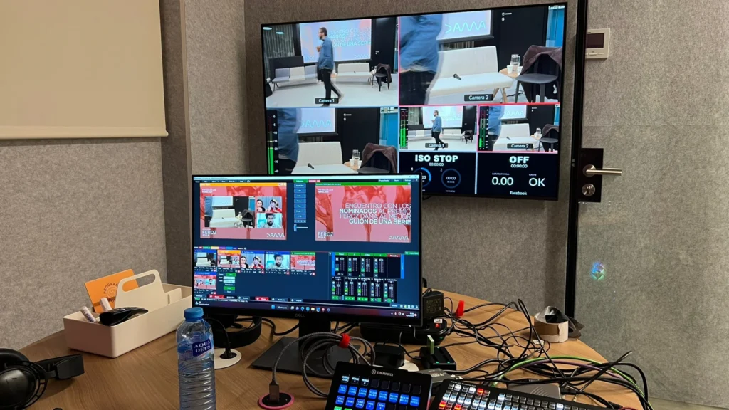 Puesto de control con equipamiento de realización multicámara y streaming