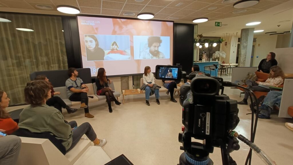 Evento híbrido con cámaras, pantalla y participantes conectados en remoto