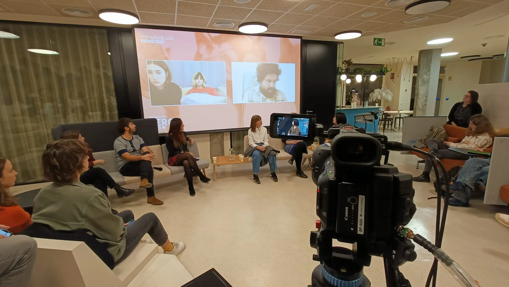 Cámara profesional durante una presentación de producto