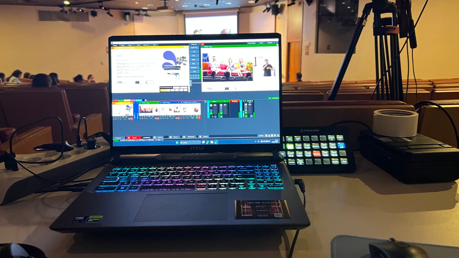 Equipo de control de realización — portátil, controlador ATEM y cámara en el Auditorio Jorge Semprún — Emitetuevento