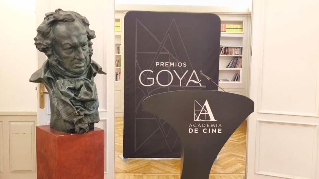 Busto de Goya y atril de la Academia de Cine preparados para el anuncio de la sede de los Premios Goya 2027
