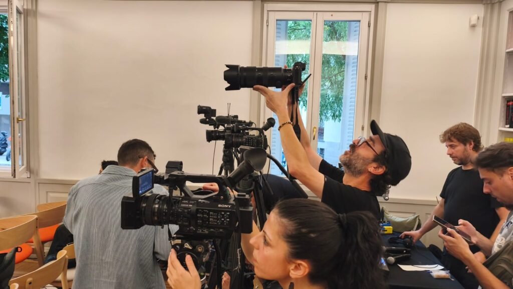 Cámaras y fotógrafos de los medios preparándose en la Academia de Cine para el anuncio de los Goya 2027