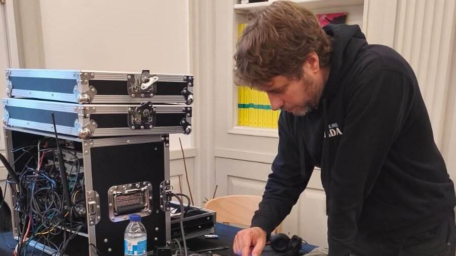 Técnico de Emitetuevento ajustando la mesa de sonido en la sede de la Academia de Cine