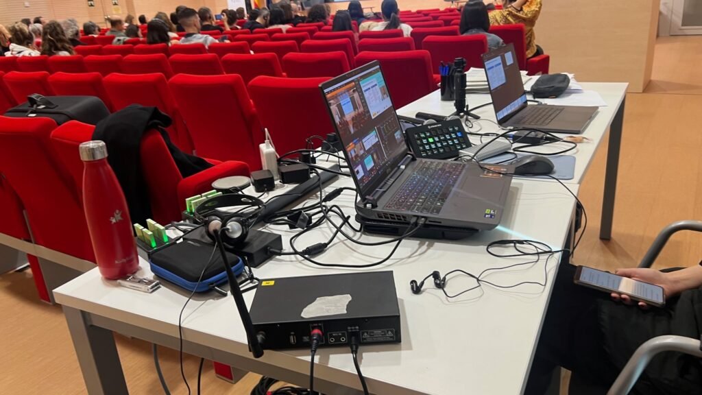 Streaming con traducción simultánea a Zoom: puesto de realización en el salón de actos del Ministerio de Educación — Emitetuevento